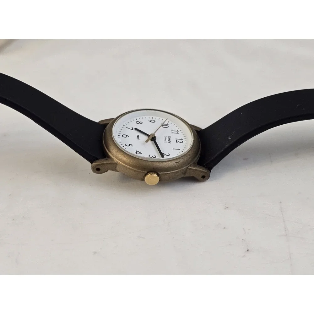 vintage‎ Timex Ladies Vintage White Dial black rubber Strap Watch WR 377 1970s